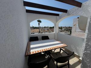 Balkoni atau teres di Contemporary House in Cabo Roig