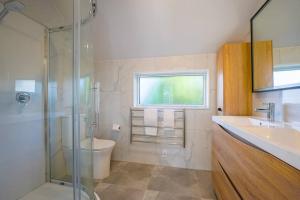 Ένα μπάνιο στο Three-Bedroom Home in Somerville +23 φωτογραφίες