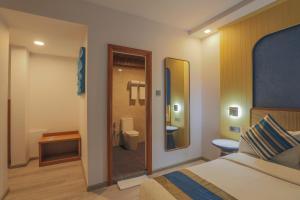 Postel nebo postele na pokoji v ubytování UMET Seaview Hotel with Free Airport Pick up and Drop T&C Apply