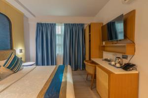 Postel nebo postele na pokoji v ubytování UMET Seaview Hotel with Free Airport Pick up and Drop T&C Apply