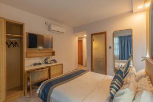 Postel nebo postele na pokoji v ubytování UMET Seaview Hotel with Free Airport Pick up and Drop T&C Apply