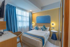 Postel nebo postele na pokoji v ubytování UMET Seaview Hotel with Free Airport Pick up and Drop T&C Apply
