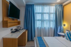 Postel nebo postele na pokoji v ubytování UMET Seaview Hotel with Free Airport Pick up and Drop T&C Apply