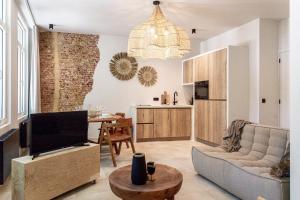 a living room with a tv and a couch and a table at Perfect-Stay in Antwerp