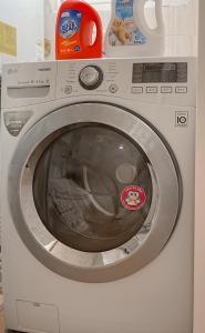 ソウルにあるJamsil Sports Complex Asan Hospital Samsung Hospital KSPO Lotte World Seokchon Lake and near subway Station 3 minutes and near to Gangnam Daechi COEX 10 minutesの洗濯機(室内に開閉可能)