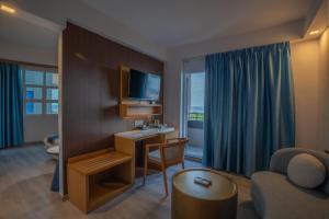 TV a/nebo společenská místnost v ubytování UMET Seaview Hotel with Free Airport Pick up and Drop T&C Apply