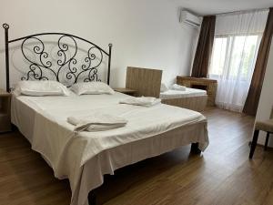 Postel nebo postele na pokoji v ubytování Pensiune Restaurant Rustic Rm Sarat