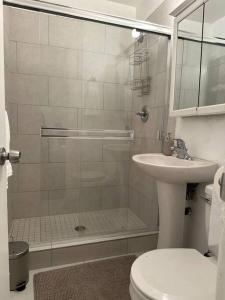 Un baño con ducha, inodoro y lavabo. en Modern Eclectic 1BR by Downtown, Airport & More, en San Diego