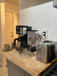 Una encimera de cocina con una cafetera y una tostadora. en Modern Eclectic 1BR by Downtown, Airport & More, en San Diego 5 fotos más