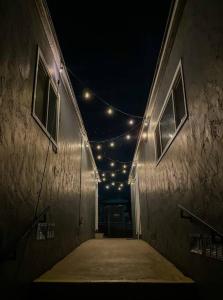Un pasillo oscuro con luces en un edificio por la noche. en Modern Eclectic 1BR by Downtown, Airport & More, en San Diego