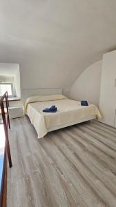 Giường trong phòng chung tại A Quattro Passi dal Mare Ischia +12 ảnh