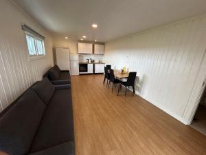 a living room with a couch and a table with chairs at Oisu-Risti apartments in Oisu