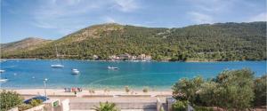 Blick auf einen Strand mit Booten im Wasser in der Unterkunft Lumare in Grebaštica