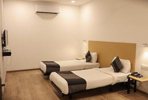 Postel nebo postele na pokoji v ubytování Hotel Signature, Nagpur
