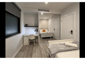 En eller flere senge i et værelse på Macquarie Guest House + 4 billeder