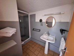 Koupelna v ubytování Hotel Le Connetable