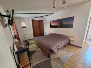 Postel nebo postele na pokoji v ubytování Hotel Le Connetable