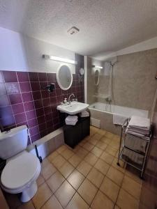 Koupelna v ubytování Hotel Le Connetable
