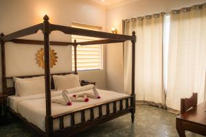 En eller flere senge i et værelse på The Sky Imperial Pavoreal Jungle Resort