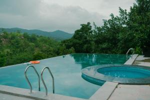 Bazén v ubytování The Sky Imperial Pavoreal Jungle Resort nebo v jeho okolí + 37 fotografií
