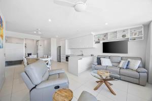 TV a/nebo společenská místnost v ubytování Nova Mooloolaba Beach Apartments