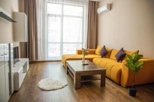 O bucătărie sau chicinetă la Ramay ApartComplex