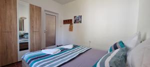 北马马亚-讷沃达里Casa Panko的卧室里有一张床,墙上挂着一个十字架