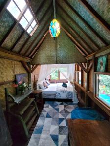 Katil atau katil-katil dalam bilik di Villa Indayani - 17m Pool - Mt Batur Trek