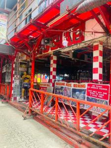 un edificio in costruzione su una strada di Easy Hostel a Phi Phi Don Altre 34 foto