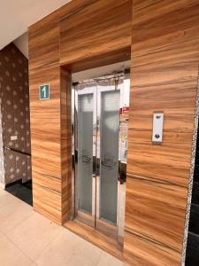 齐拉克普尔Hotel Pearl Grand-Family Hotel-Feel Like home的建筑物里一排玻璃电梯