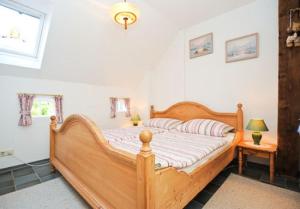 a bedroom with a wooden bed in a room at Ferienwohnung im Landhaus Eulennest in Stedesdorf