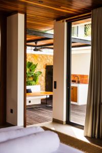 Postel nebo postele na pokoji v ubytování Meraki Lombok Villas