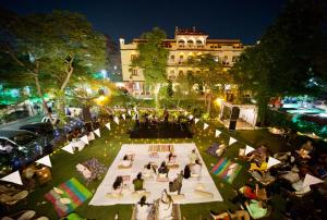 un gruppo di persone sedute in un parco di notte di Hotel Arya Niwas a Jaipur