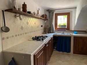 Kuchyň nebo kuchyňský kout v ubytování Appartamenti Maison Guyon