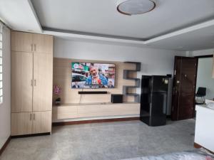 Μια τηλεόραση ή/και κέντρο ψυχαγωγίας στο 1 MARY's STAYCATION Condo Type with Balcony 2 person