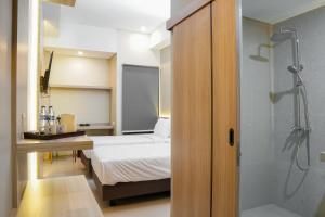 Krevet ili kreveti u jedinici u okviru objekta Sajiwa Inn and Suite Hotel