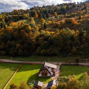 ein Haus mitten auf einem Feld mit Bäumen in der Unterkunft The North Legend in Strîmtura