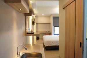 Krevet ili kreveti u jedinici u okviru objekta Sajiwa Inn and Suite Hotel