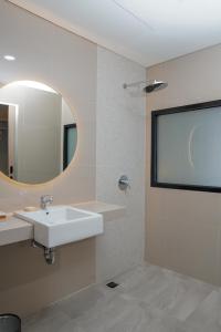 Kupatilo u objektu Sajiwa Inn and Suite Hotel