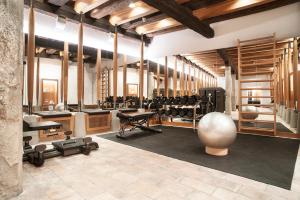 Fitness centrum a/nebo fitness zařízení v ubytování Luxury Residences by Widder Hotel