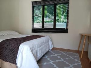Zulanie's The Pool Cottage near D'Aur Beach, Melawi, Bachok客房内的一张或多张床位