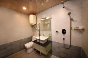un bagno con wc, lavandino e doccia di Hotel Jampa a Kathmandu