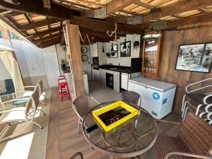 a kitchen and dining room with a table and chairs at Casa com piscina área gourmet Enseada Azul in Guarapari