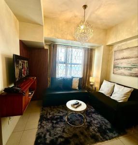 ein Wohnzimmer mit Couch und Tisch in der Unterkunft Deluxe Unit Sea View Horizon 101 Cebu in Cebu City