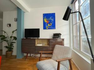 TV a/nebo společenská místnost v ubytování Rouen Centre Historique - Au cœur de la Cathédrale