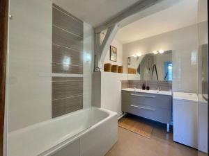 Koupelna v ubytování Rouen Centre Historique - Au cœur de la Cathédrale + 20 fotografií