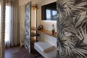 特拉西梅诺湖畔帕西尼亚诺Di Colle in Colle - Agriturismo的一间带椅子和镜子的浴室