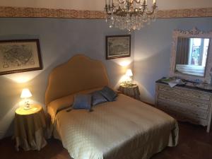 a bedroom with a bed with two lamps and a dresser at B&B La Porticella in Viterbo