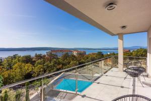 un balcon avec vue sur l'eau dans l'établissement Kuca Nena, à Crikvenica