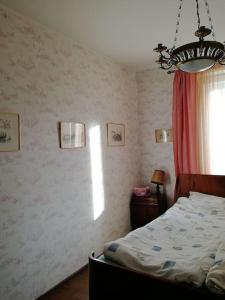 Ένα ή περισσότερα κρεβάτια σε δωμάτιο στο Cozy, stylish apartment in the heart of the town
